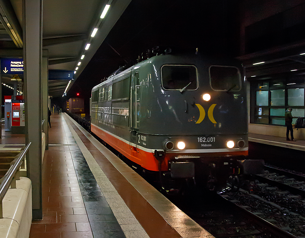 
Nachts sind alle Katzen grau....
Die 162.001  Mabuse  (91 80 6151 013-0 D-HCTR) der Hector Rail (Germany) GmbH rauscht am 20.02.2017 (23.41 Uhr) mit eine Containerzug durch den Bahnhof Siegburg/Bonn in Richtung Siegen. 

Die Lok Lok wurde 1973 von Krupp unter der Fabriknummer 5255 und als 151 013-0 an die DB geliefert. Bis zum 29.02.2016 war sie für die DB Cargo (91 80 6151 013-0 D-DB) unterwegs und wurde dann an die Hector Rail verkauft. Die Lok wird aber weiterhin in Deutschland registriert und wird nicht in Schweden geführt. 