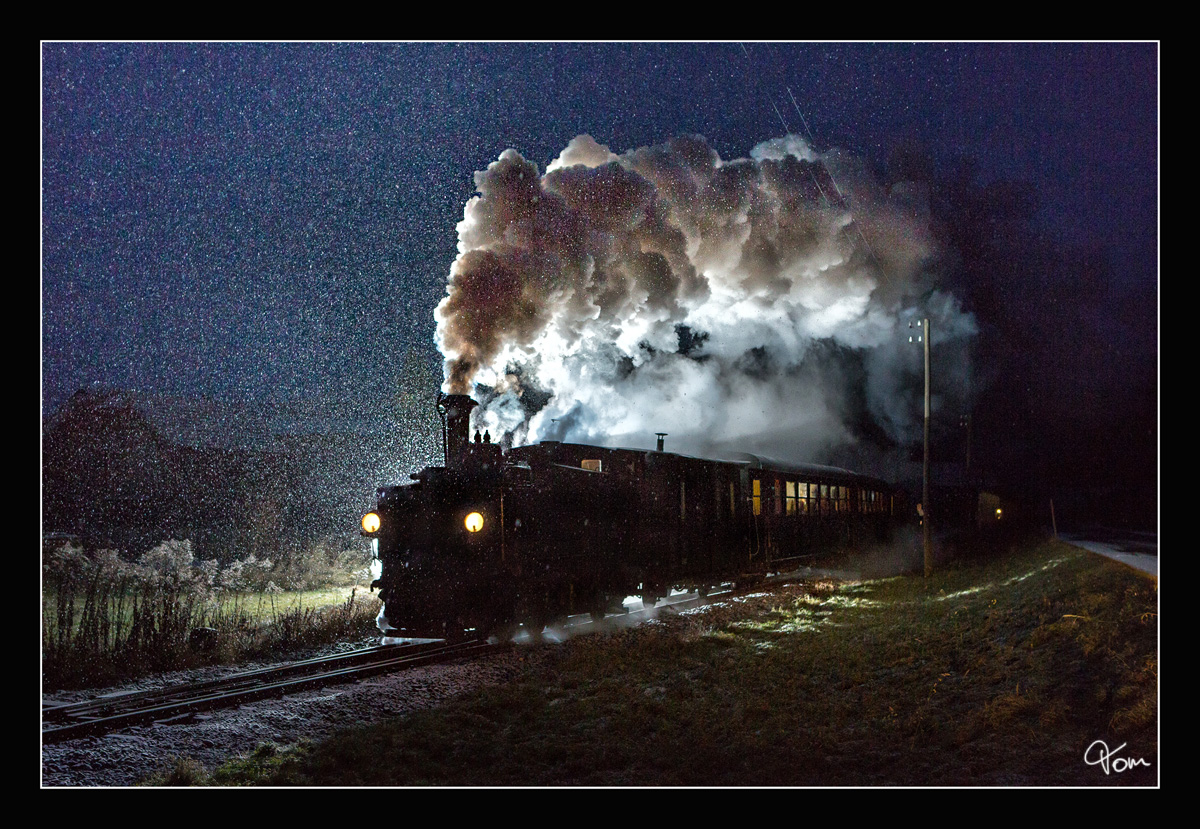 Nächtens im Steyrtal VI - Im dichtem Schneetreiben, dampft 298.102 mit einem Adventzug durch die finstere Nacht.
Sommerhubermühle 8.12.2017