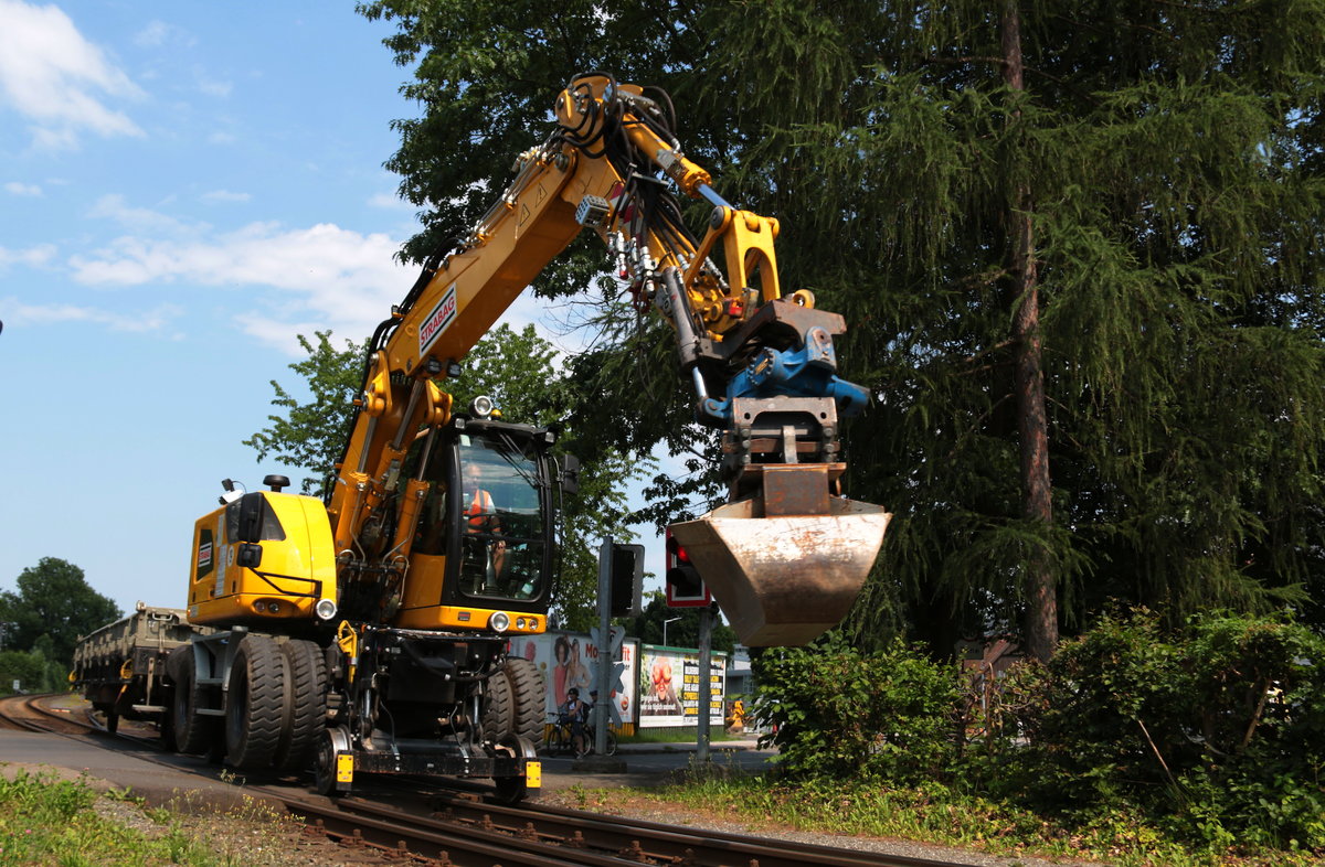 Nagelneu glänzt der Gleisbagger der Bahnbaufirma Strabag.
Hier in Deutschlandsberg gilt es noch aufzuräumen nach der Baustelle vom vorletzten Wochenende. 14.06.2017