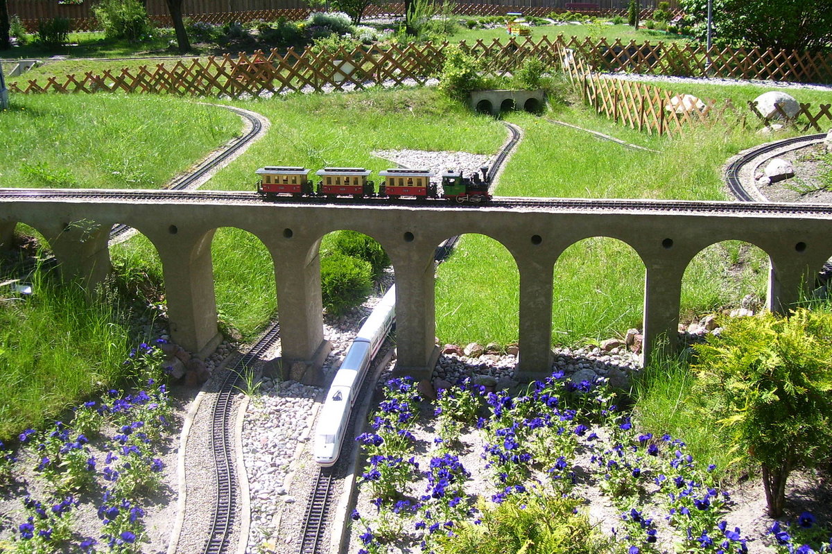 Nah- und Fernverkehr am 09.06.2017 im Park Miniatur i Kolejek in Dziwnów.