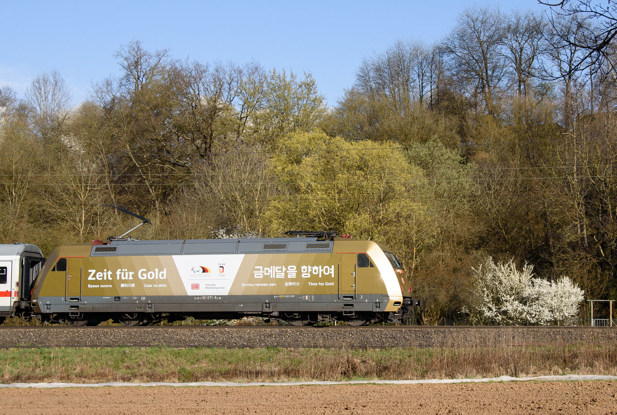 Nahaufnahme von 101 071''Zeit für Gold''mit IC 2261 nach München-HBF.(Reichenbach(Fils)8.4.2018).