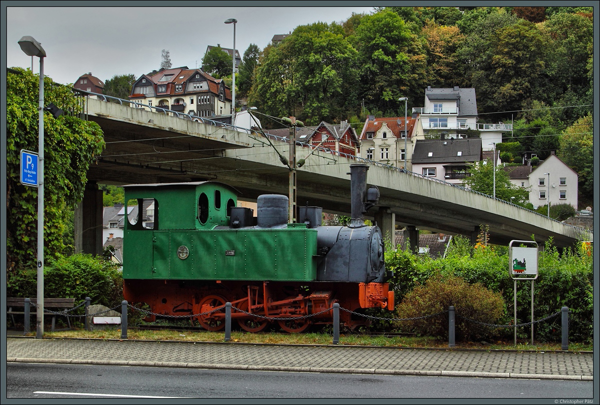 Nahe dem Bahnhof Altena (Westfalen) steht die 1907 gebaute Lok  Carl  der Kreis Altenaer Eisenbahn seit 1961, dem Zeitpunkt der Einstellung der meterspurigen Strecke Altena - Lüdenscheid, als Denkmal. (02.10.2016)