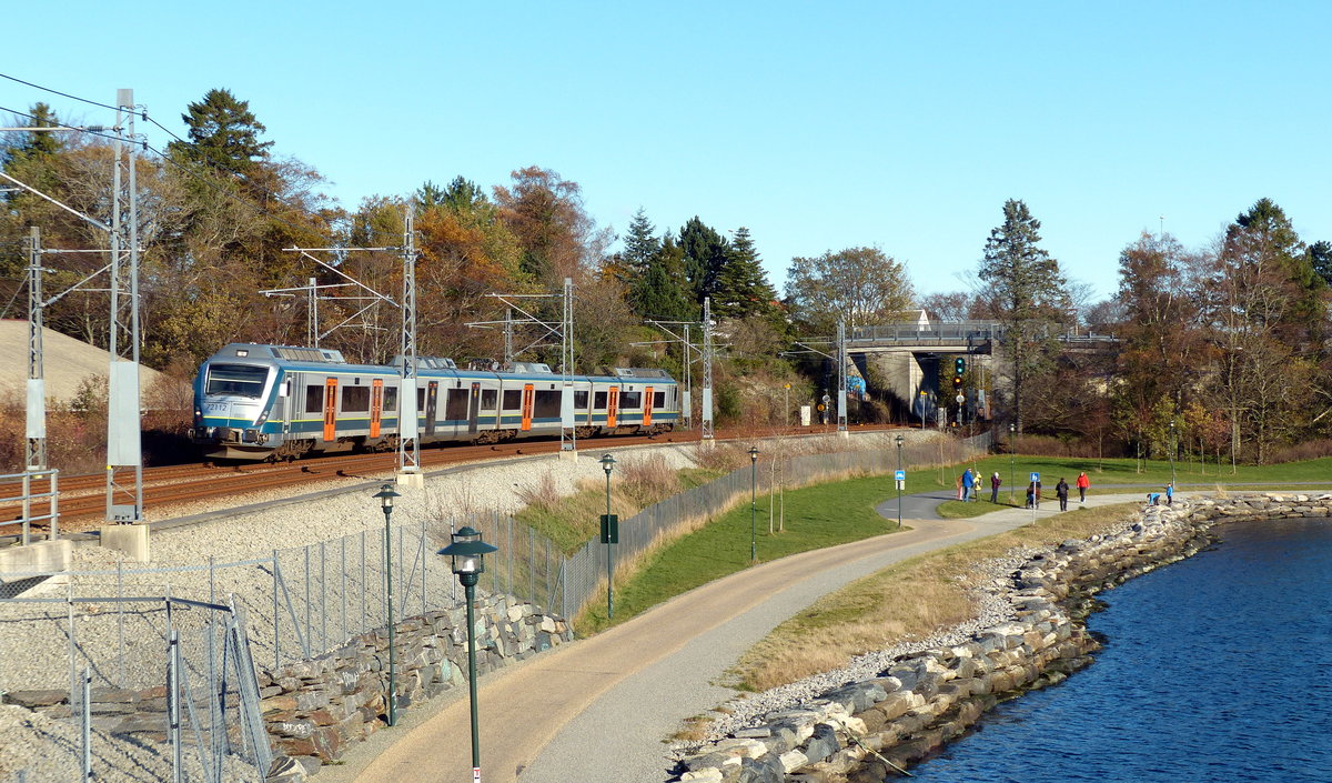 Nahe Jåttåvågen herrschte am 29.10.2018 richtiges Spaziergehwetter. Zug 72112 passiert die Szene auf seiner in Stavanger gestarteten Fahrt. 