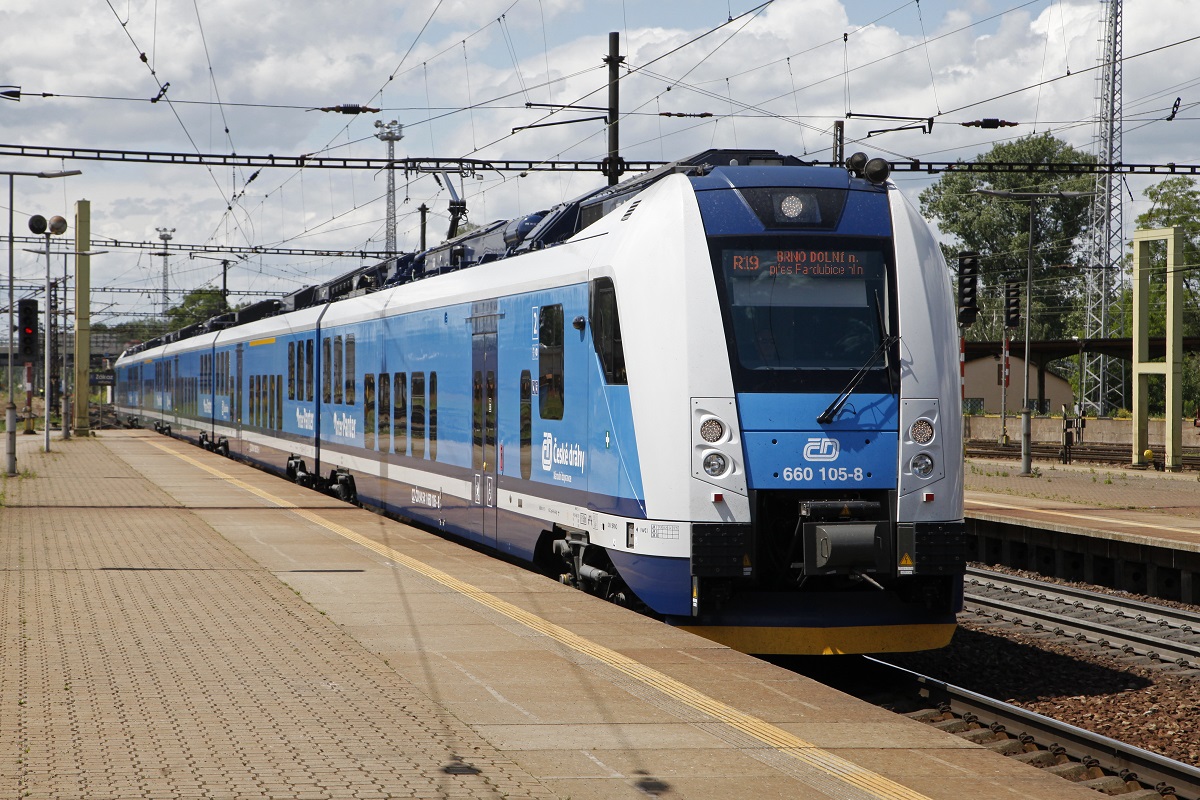 Nahverkehrstriebwagen 660 105 in Pardubice am 7.06.2017.