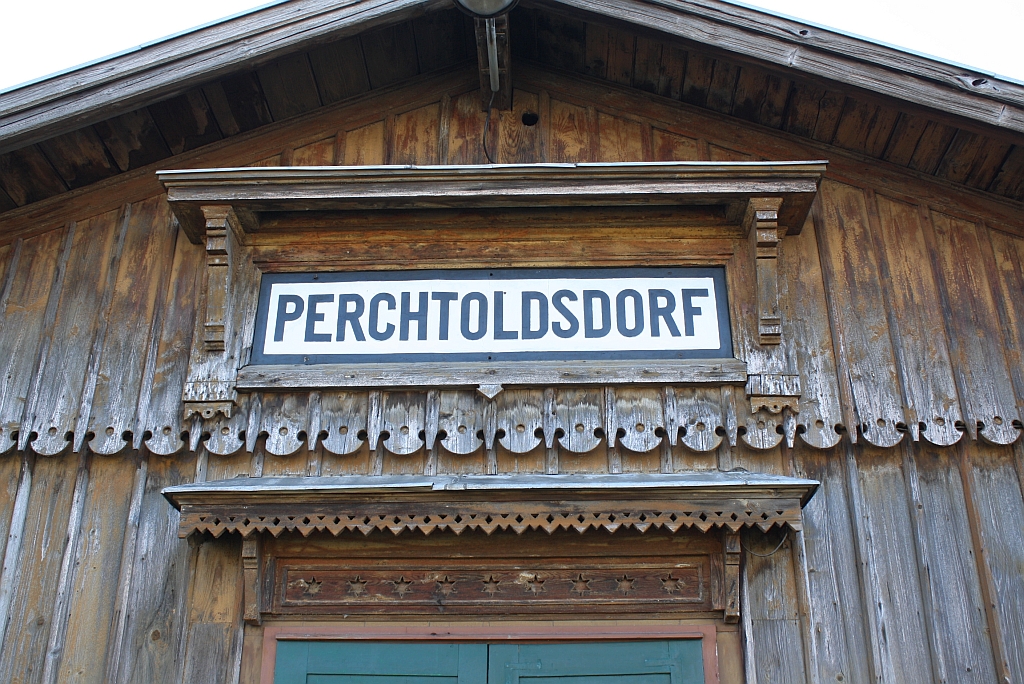 Namensschild des denkmalgeschtzten Bahnhof Perchtoldsdorf am 10.November 2013.