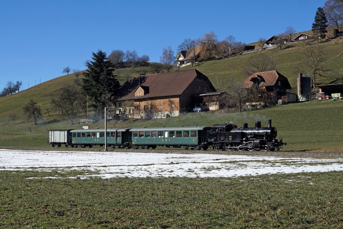 NAPF RUNDFAHRT vom 16. Februar 2019.
Dampfbahn Bern/DBB
Verein Historische Eisenbahn Emmental/VHE
Eb 3/5 5810 + Bi 527 + Bi 528 + K2 34159 bei Gondiswil.
Foto: Walter Ruetsch