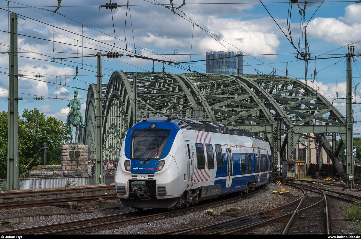 National Express 442 369 verlässt am 5. Juni 2017 die Hohenzollernbrücke und fährt in den Hauptbahnhof von Köln ein.
