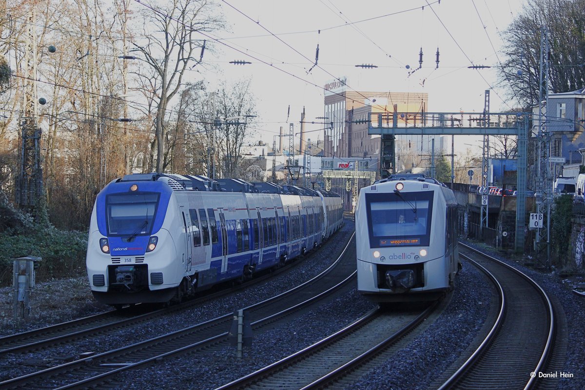 Nationalexpress 358 als RE7 und rechts abellio S7 in Wuppertal, am 29.12.2016.