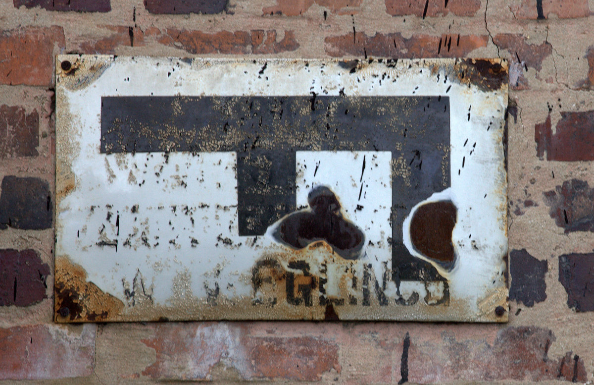 Natürlich kennt dieses Schild fast jeder deutsche Eisenbahnphotograf, die Emaille hat die Zeit überdauert , der Zahn der Zeit hat allerdings die polnischen Übermalungen  gelöscht.Aufgenommen in Wegliniec, an einen aufgelassenem Dienstgebäude. 06.07.2016 16:49 Uhr.