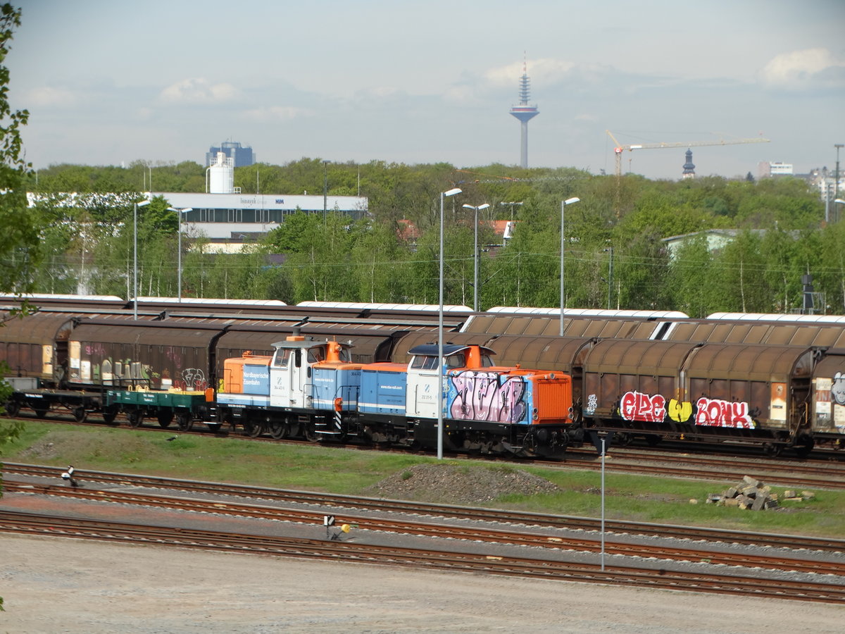 NBE 364 403-6 und 212 311-5 am 30.04.16 in Frankfurt am Main Ost Bahnhof der Hafenbahn von einer Brücke aus fotografiert