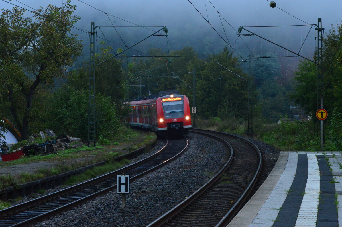 Nebel liegt noch überm Neckartal als am frühen Sonntagmorgen der 425 708-9 in Neckargerach einfährt. 2.10.2016