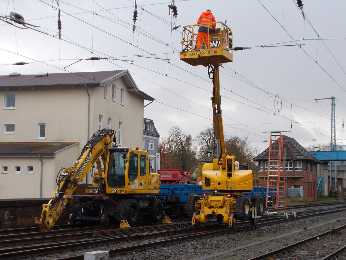 Neben den Arbeiten an den neuen Signalen in Bergen/Rügen,wurde teilweise auch an der Fahrleitung gearbeitet.Aufnahme am 11.November 2017 an der Nordausfahrt.