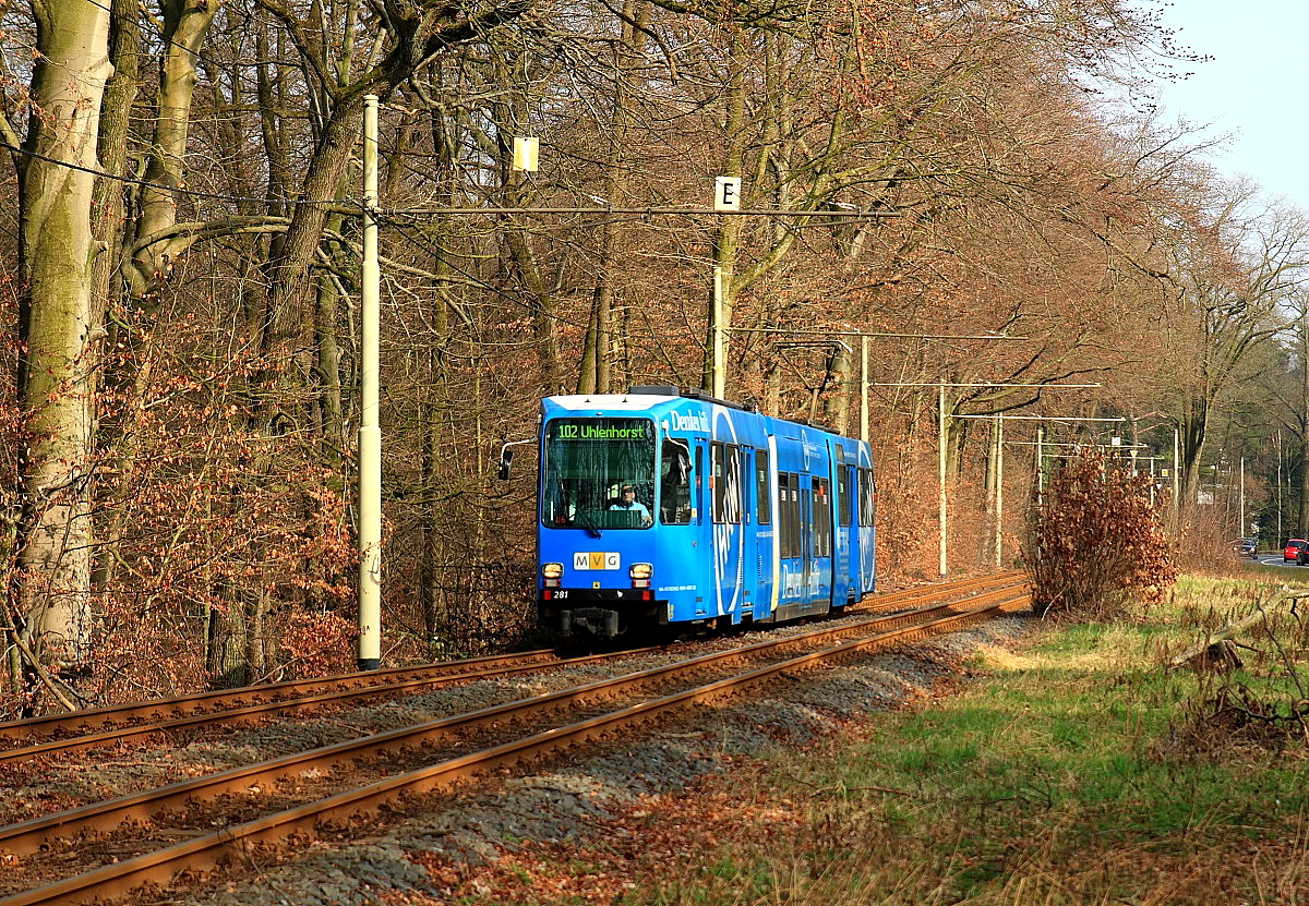 Neben dem Streckenast nach Mülheim-Styrum soll auch die von der Linie 102 befahrene Strecke von Waldschlößchen nach Uhlenhorst stillgelegt werden, die durchgehend auf eigenem Bahnkörper verläuft. Am 09.03.2015 hat Tw 281 bald die Endhaltestelle Uhlenhorst erreicht.