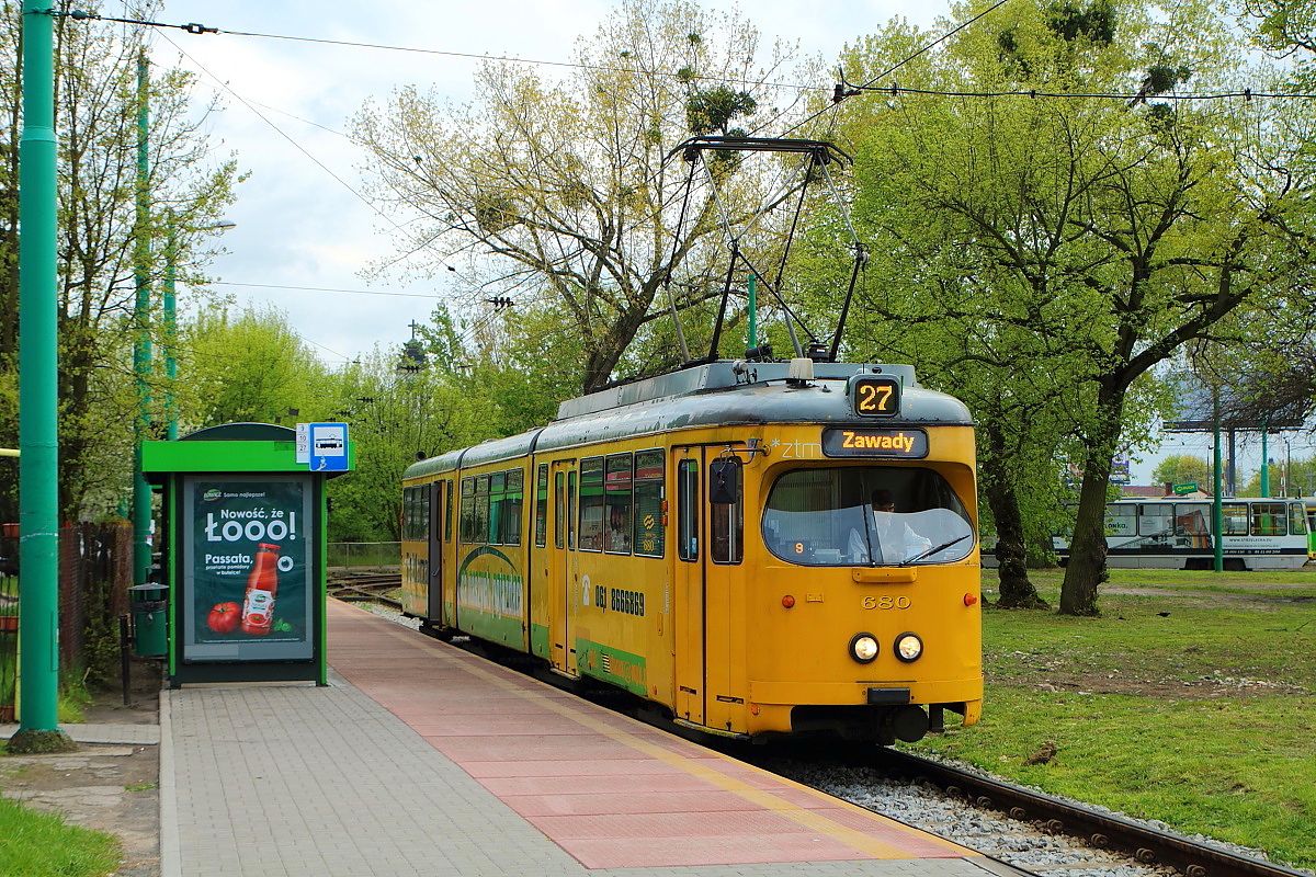 Neben Düsseldorf kaufte die ZTM Poznan auch bei den Frankfurter Verkehrsbetrieben gebrauchte Duewag-Achtachser, hier ein ex-Frankfurter N-Triebwagen als Nummer 680 am 04.05.2016 in der Endhaltestelle Debiec