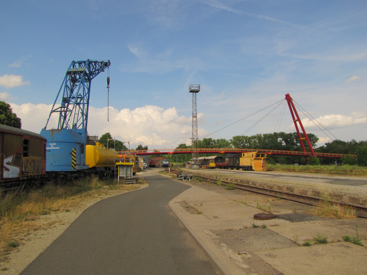 Neben einen alten Kran vom früheren Bw Gera, kann man in Ilmenau auch diese moderne Fußgängerbrücke sehen, die die Gleisanlagen überspannt; 18.07.2015