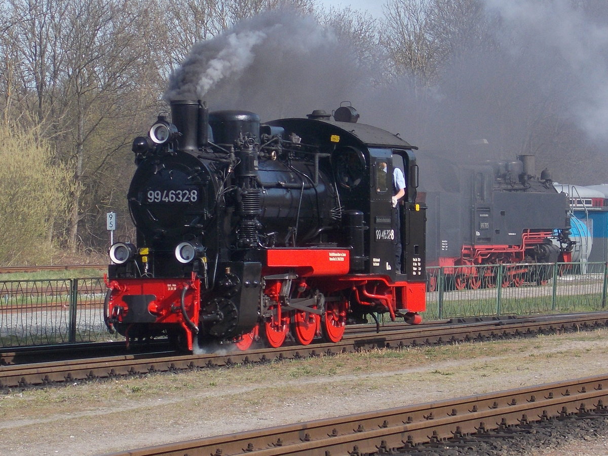 Neben ihrer Schwesterlok,99 4633(Mh53),fährt auch jetzt die 99 4632(Mh52)in der DR Lackierung beim Rasenden Roland.Am 22.April 2018 dampfte sie über den Bahnhof Putbus.Im Hintergrund zuerkennen die wiedergekehrte 99 1783.