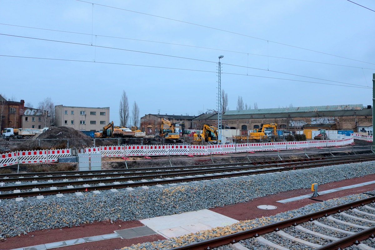 Neben der Ostseite in Halle(Saale)Hbf gehen die Bauarbeiten im ehemaligen RAW Halle (Saale) auf dem Gebiet der DR weiter. Abgerissen werden aber wohl die wenigsten Gebäude. Aufgenommen von Bahnsteig 10/11. [2.12.2017 | 16:03 Uhr]