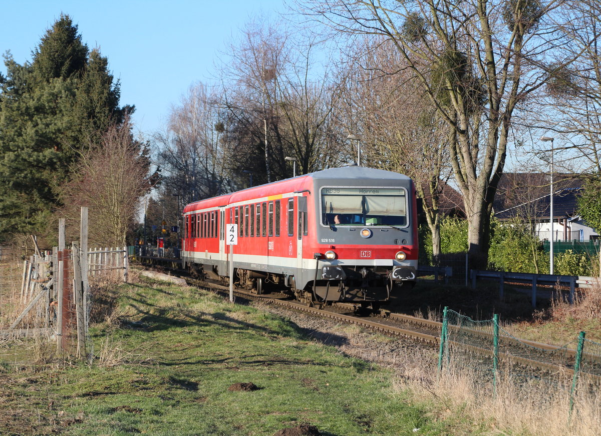 Nebenbahnidylle an der Erftbahn. 628/928 516 als RB 38 (Bedburg - Horrem) bei der Ausfahrt aus Paffendorf.

Paffendorf, 19. Januar 2017