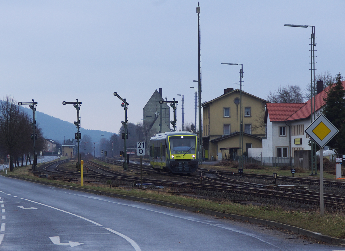 Nebenbahnidylle in der Oberpfalz. Die Bahnstrecke von Weiden nach Bayreuth wurde 1862 und 1863 gebaut. Der Bahnhof Pressath liegt bei Km 20.9 der Strecke 5051 von Weiden nach Neuenmarkt-Wirsberg. In Pressath zweigte die Strecke 5052 nach Kirchenthumbach ab. Heute dient die Strecke nur noch dem Militärverkehr zum Truppenübungsplatz Grafenwöhr. Agilis VT 650.732 von Weiden nach Bad Rodach am 16.03.2014. 