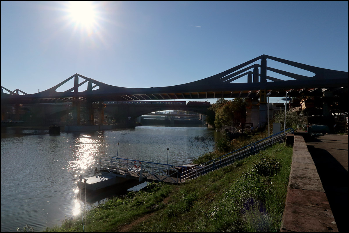 Neckarbrücken im Gegenlicht -

Vorne die noch unfertige neue Bahnbrücke über den Neckar, die aufgrund von Stuttgart 21 notwendig wurde, dahinter die jetzige Brücke mit einem EC-Zug, vorn und hinten mit Tauren bespannt. Im Hintergrund noch die König-Karls-Brücke für Autos und auch für die Stadtbahnlinien U1 und U2.

12.12.2018 (M)