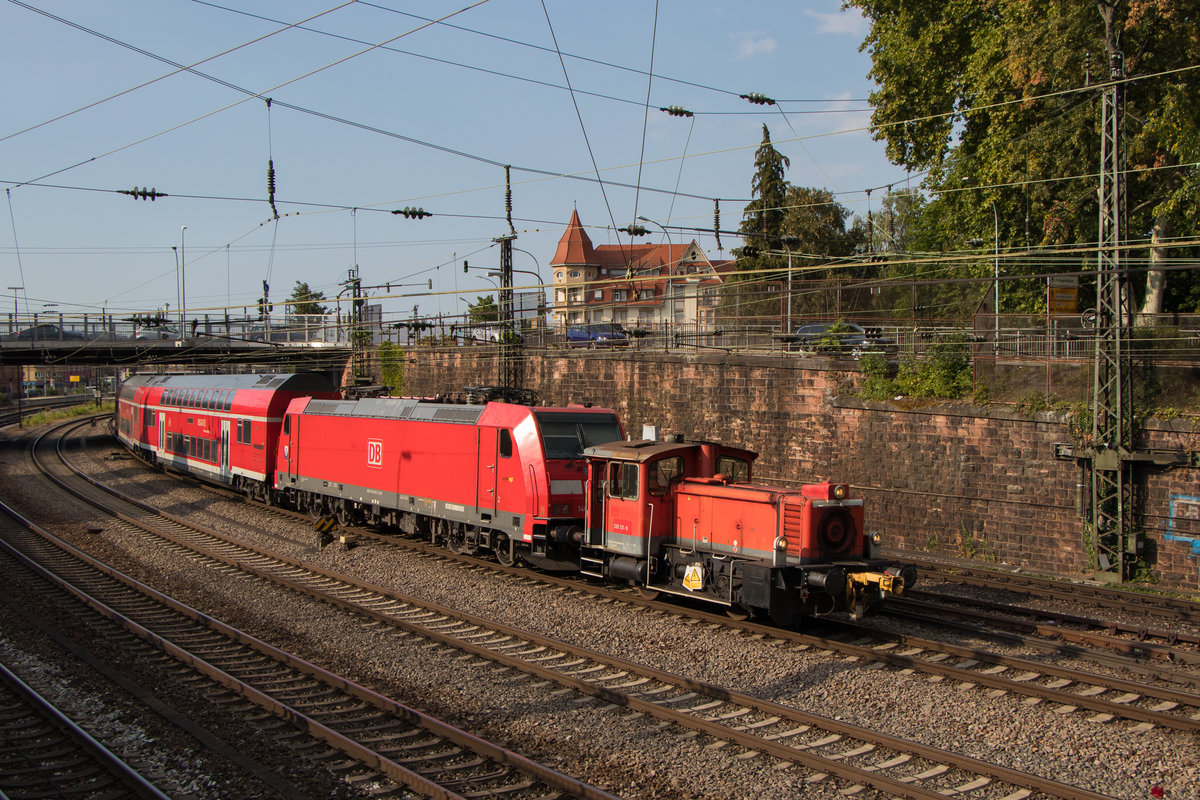 Nein, diesmal ist die 335 131-9 definitiv  nur  am Rangieren. Im Schlepp 146 233-2 Ausfahrt Bahnhof Offenburg. Das Bild entstand am 27. Juli 2018. 