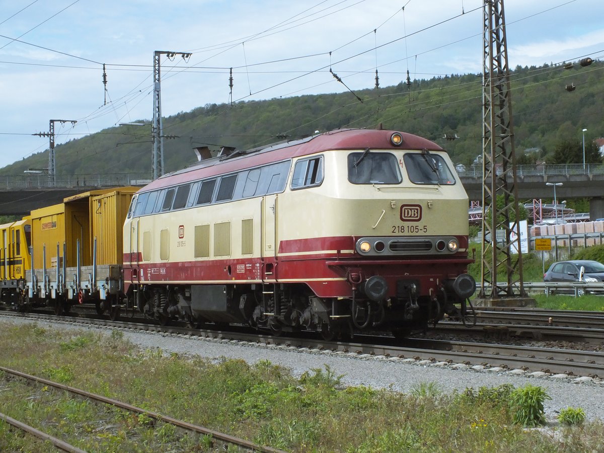 NeSa 218 105-5 mit einem Bauzug in Gemünden (Main). 11.05.17