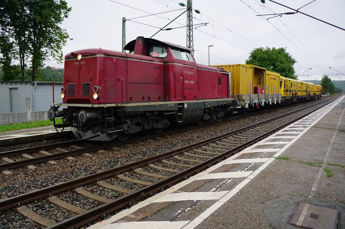NeSA Lok V100 2335 mit SchweerBau Gleisfräse im Anhang durchfährt am 31.08.2017 bei Schmuddelwetter Lustnau in Richtung Tübingen.