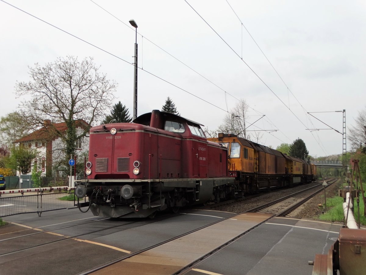 NeSa V100 2335 (213 335-3) mit Schweerbau Schleifzug am 05.04.17 in Hanau West an einen Bahnübergang über die Schranke fotografiert