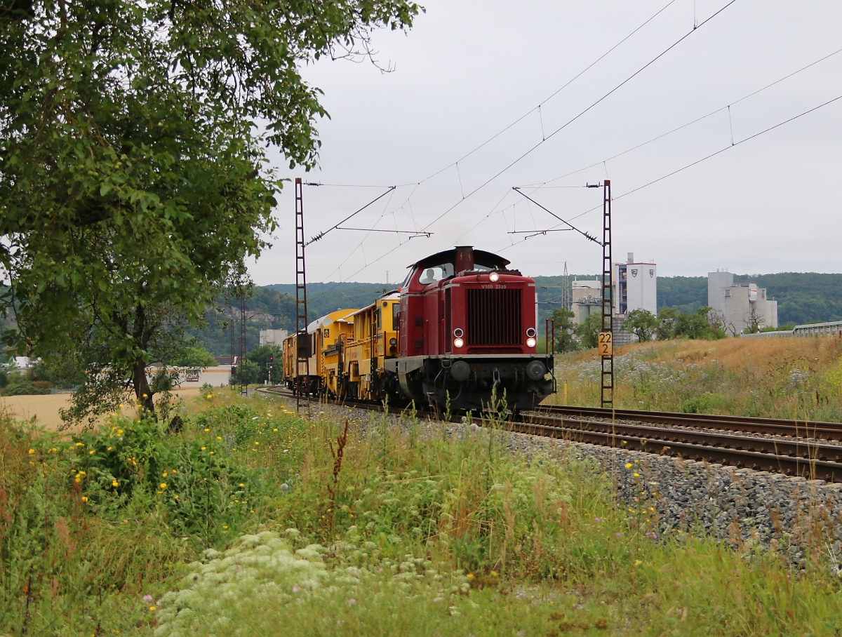 NeSa V100 2335 mit Baufahrzeugen in Fahrtrichtung Süden. Aufgenommen bei Karlstadt am 10.07.2014.