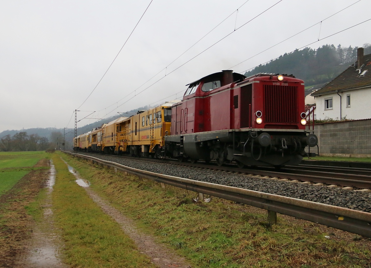 NeSA V100 2335 mit Bauzug in Fahrtrichtung Norden. Aufgenommen am 14.12.2014 in Ludwigsau-Friedlos.