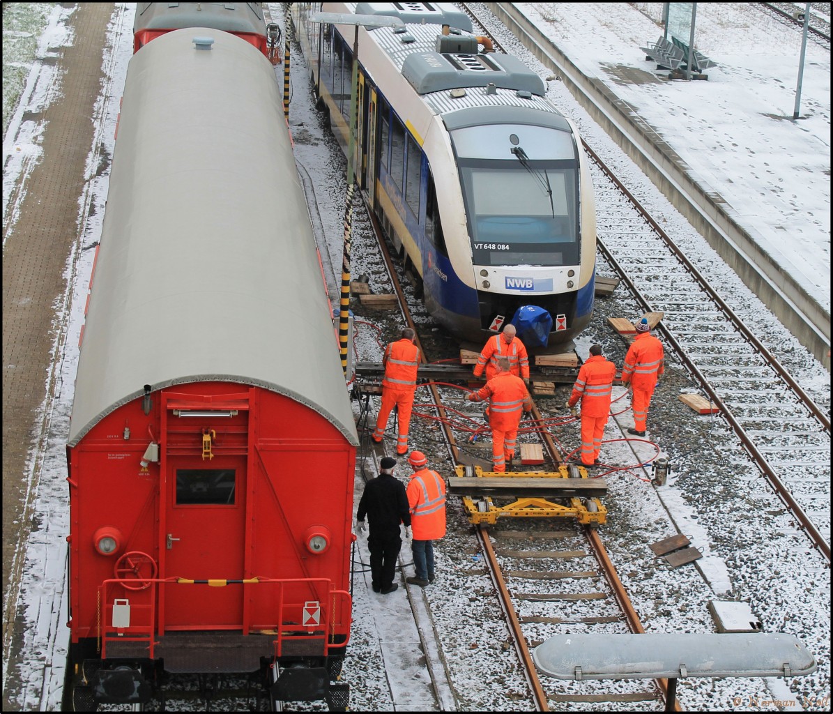Netz Notfalltechnik und Entgleister VT 648 084 der Nord-West-Bahn auf Bf Wilhelmshaven.
25/01/2014