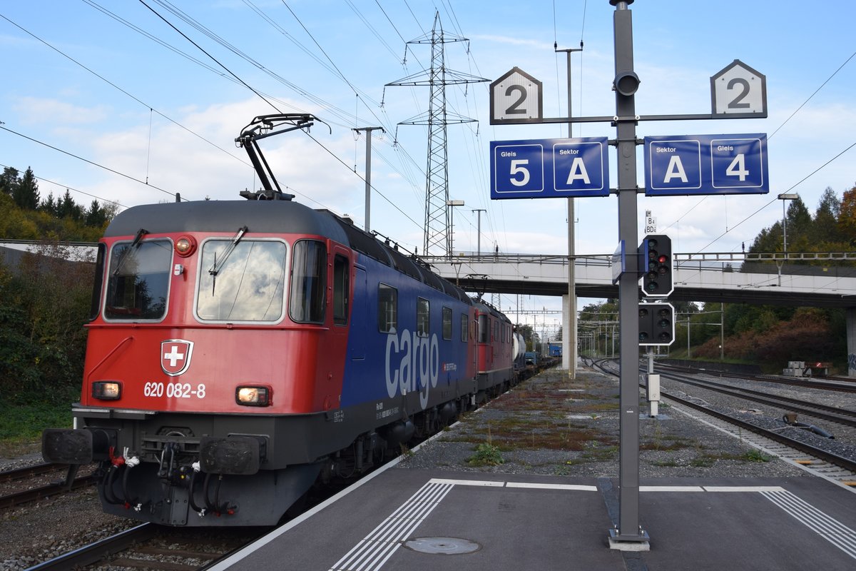 Neu bemalt in strahlendem Glanz: Re 620 082-8  Pfäffikon SZ  in ihrer neuen Cargo-Bemalung zieht am 12.10.2017 zusammen mit einer nicht erkannten Re 4/4 ihren Güterzug durch Othmarsingen in Richtung Gotthard.