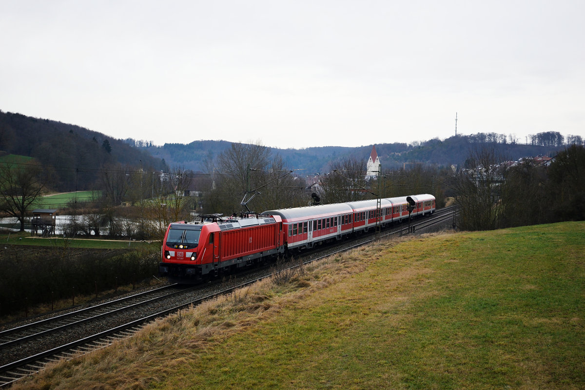 Neu Lok mit alten Wagen. 147 007 ist mit einigen n-Wagen auf dem Weg nach Ulm. Vor wenigen Augenblicken hat sie einen Halt in Lonsee eingelegt und strebt nun Westerstetten entgegen.