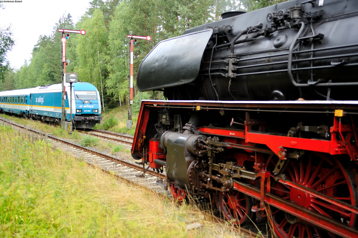 Neu trifft Alt, der umgeleitete ALX84115 mit 223 063 nach München Hbf und 01 1533-7 der Österreichischen Gesellschaft für Eisenbahngeschichte (ÖGEG) nach Neuenmarkt-Wirsberg, die die Kreuzung in Parkstein-Hütten abwarten musste, 30.07.2015
