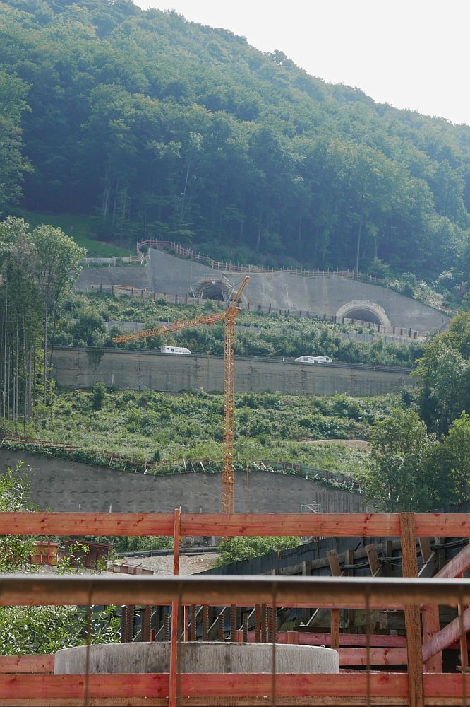 Neubaustrecke Stuttgart - Ulm - Am 27.08.2017 ist von der im Bau befindlichen Filstalbrücke noch nicht viel zu sehen. Blick in Richtung Ulm auf das Portal Todsburg des Steinbühltunnels. Aufnahme entstand in der Nähe von Wiesensteig vom Filstalradweg aus, der durch die Brückenbaustelle führt.