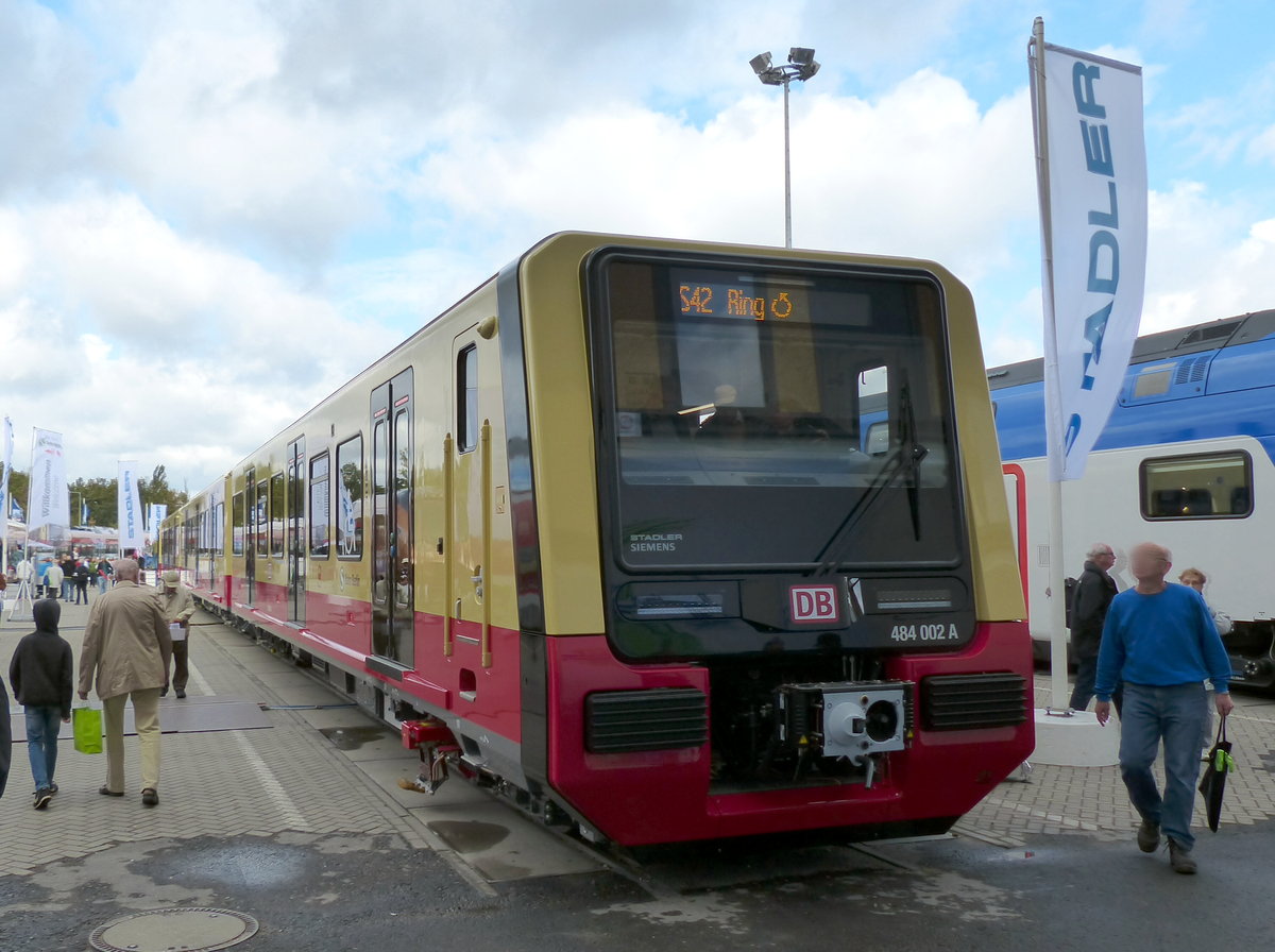 Neue Berliner S-Bahn der Baureihe 484 auf der Innotrans in Berlin am 22.9.2018. Der erste Halbzug dieser Baureihe ist rollfertig und eingerichtet, kann selbst aber noch nicht fahren. 