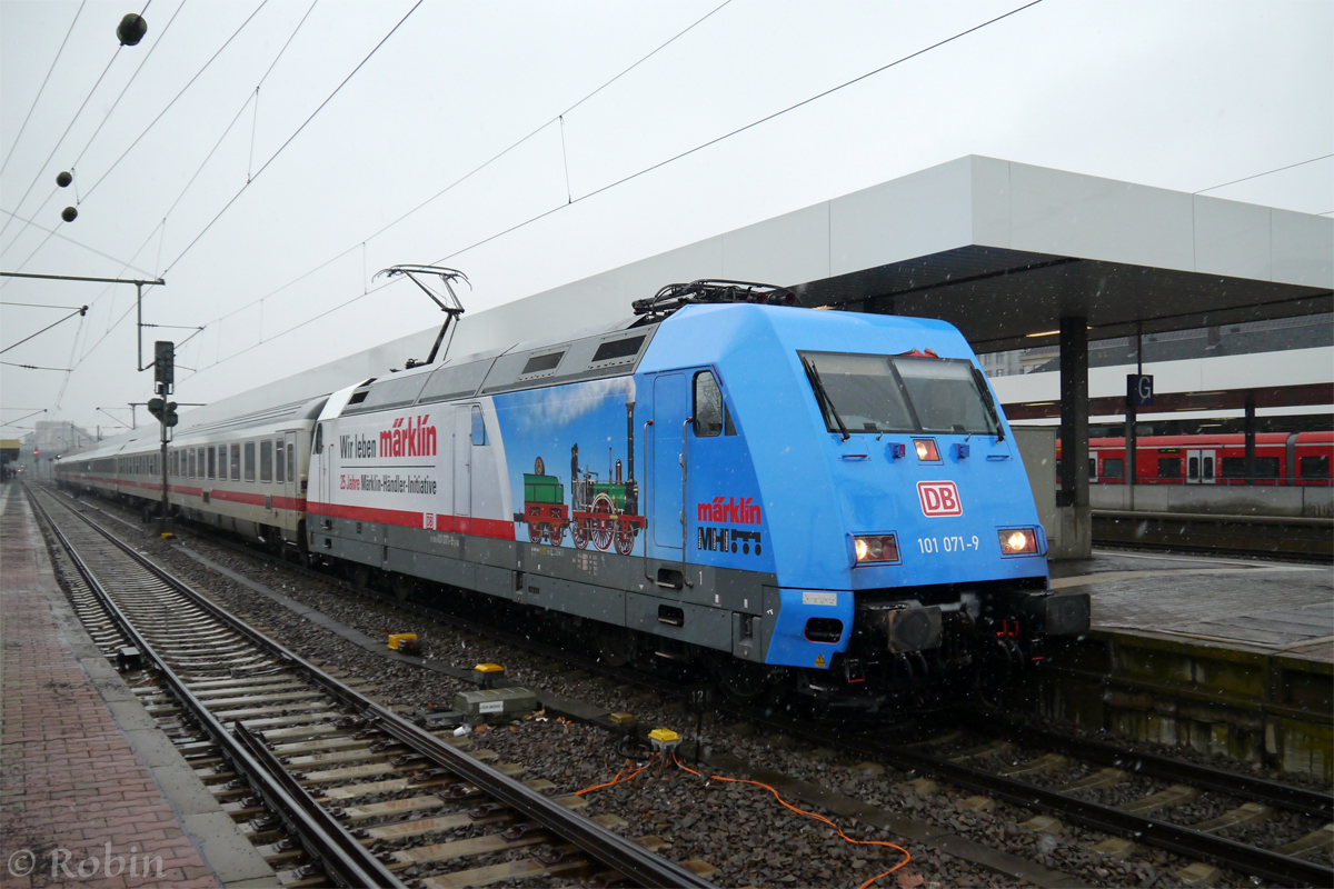 Neue Märklin Werbelok 101 071-9 mit leider jetzt schon beschädigter Folie am IC 2319 in Mannheim.
(23.02.2015)
