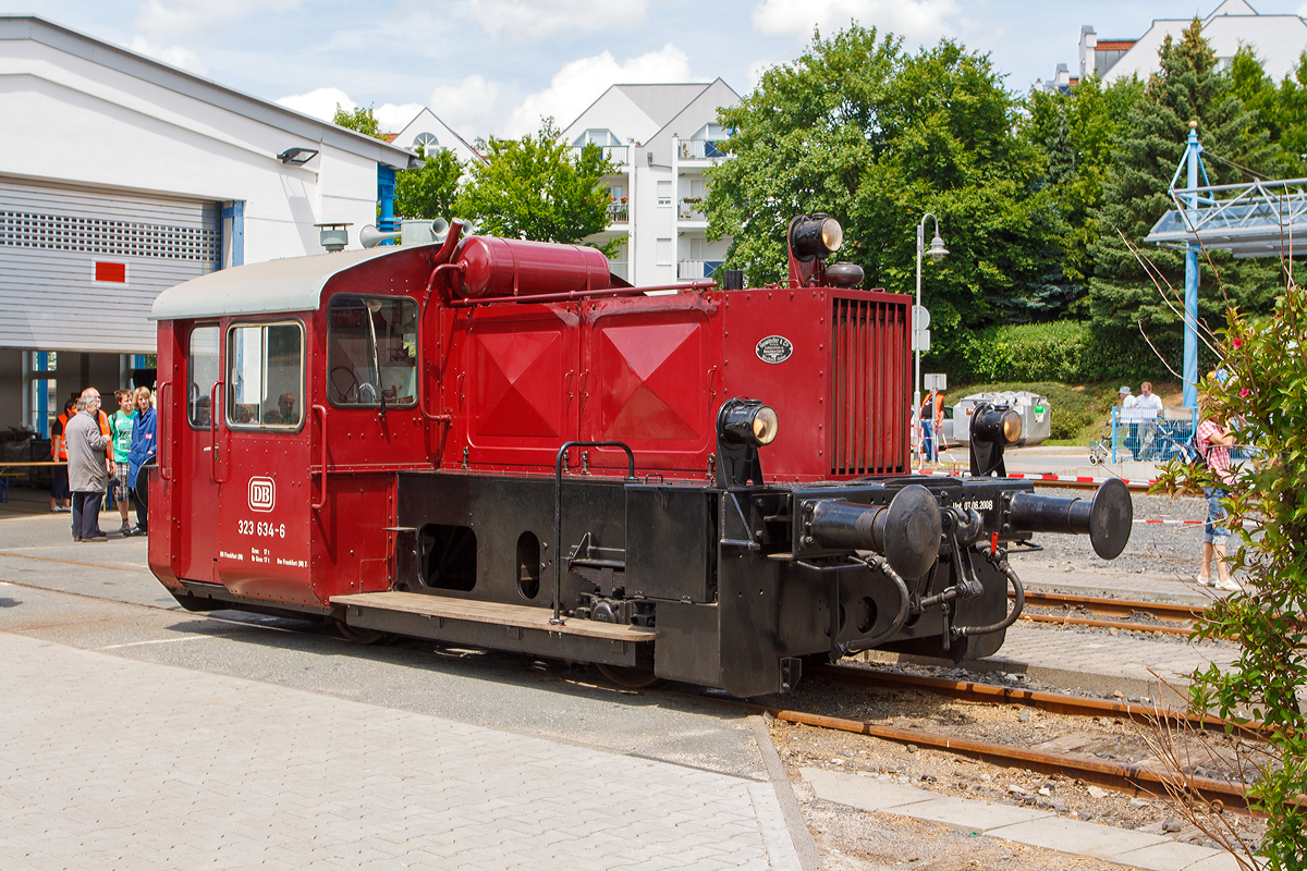 
Neue Version und in 1200 px.......
Die 323 634-6, ex DB Köf 6322 am 12.06.2011 beim Bahnhofsfest in Königstein/Taunus.
Die Köf II wurde 1958 von Gmeinder unter Fabrik-Nr. 5022 gebaut. 