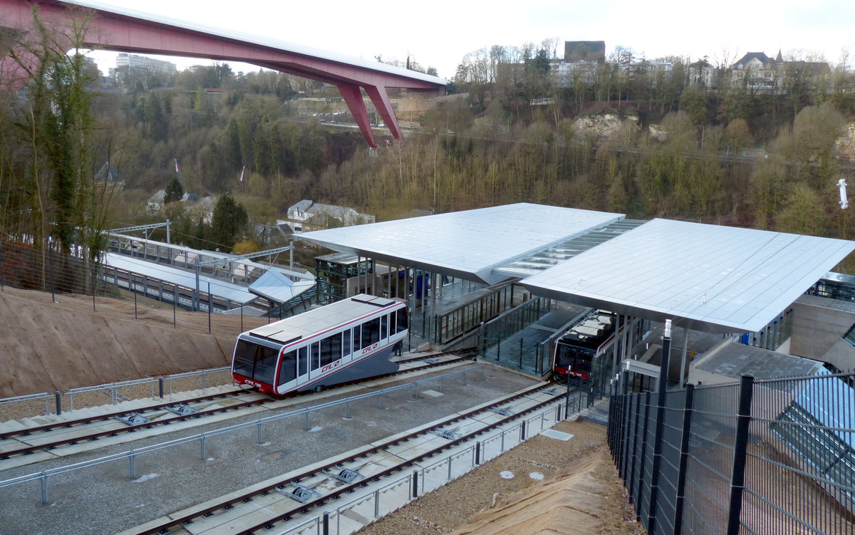 Neue Wege in Luxemburg. Der Stadtteil Kirchberg wurde bisher überwiegend über die rote Brücke erreicht, insbesondere die Busse vom Hauptbahnhof fahren dort. Neu ist die Bahnstation Pfaffenthal-Kirchberg, die mit der Standseilbahn erreicht werden kann. 28.12.2017