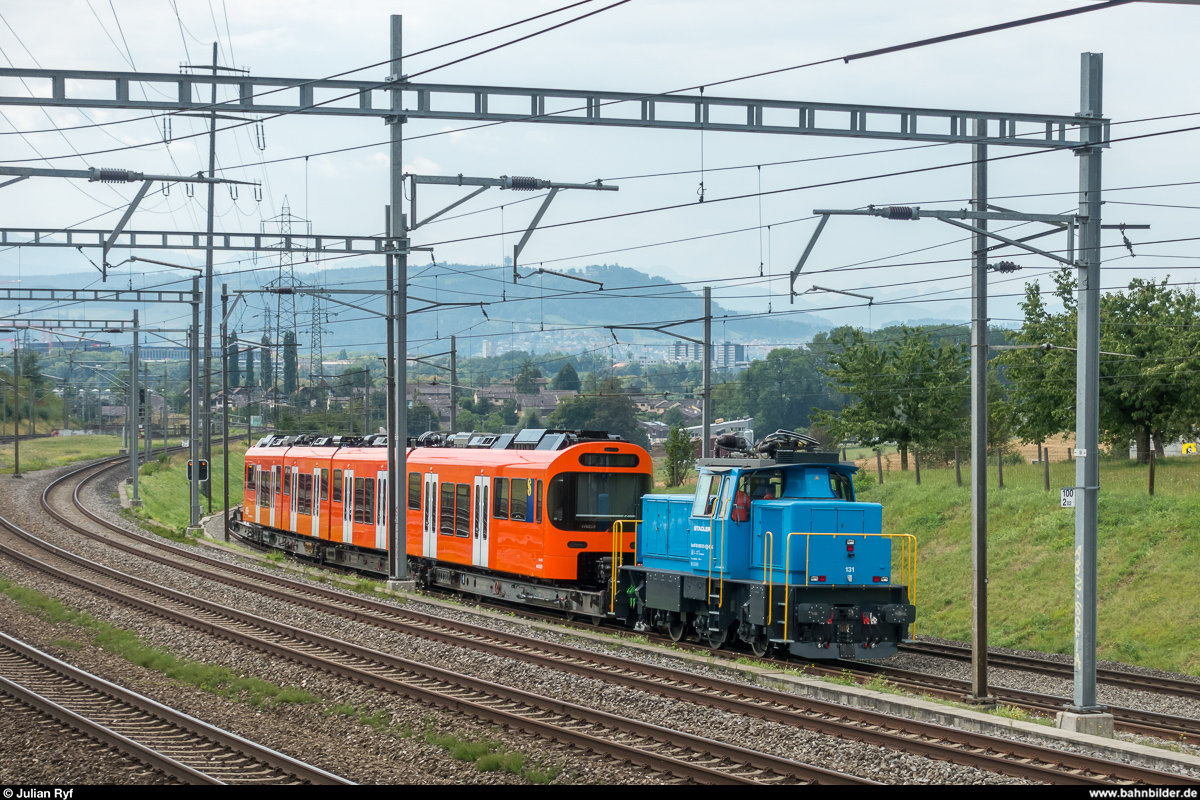 Neue Züge für die S7 des RBS. Lieferung des ersten  Worbla -Triebzuges am 7. August 2018. Der Zug wird auf Rollschemeln vom Stadler-Werk Bussnang aus angeliefert. Die Stadler Eea 936 131 hat den Zug bis Zollikofen gezogen und schiebt ihn jetzt im Akkubetrieb auf dem Dreischienengleis nach Worblaufen.