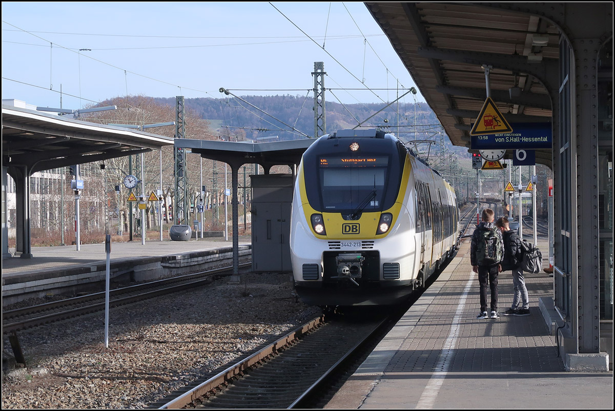 Neuer Zug - neue Farben -

Talent 2 bei der Einfahrt in den Bahnhof Stuttgart-Bad Cannstatt. Obwohl der Zug zum Hauptbahnhof weiterfuhr, war auf der Zielanzeige auf dem Bahnsteig zu lesen 'von S.Hall-Hessental' und 'bitte nicht Einsteigen' kam als Durchsage...

24.01.2018 (M)