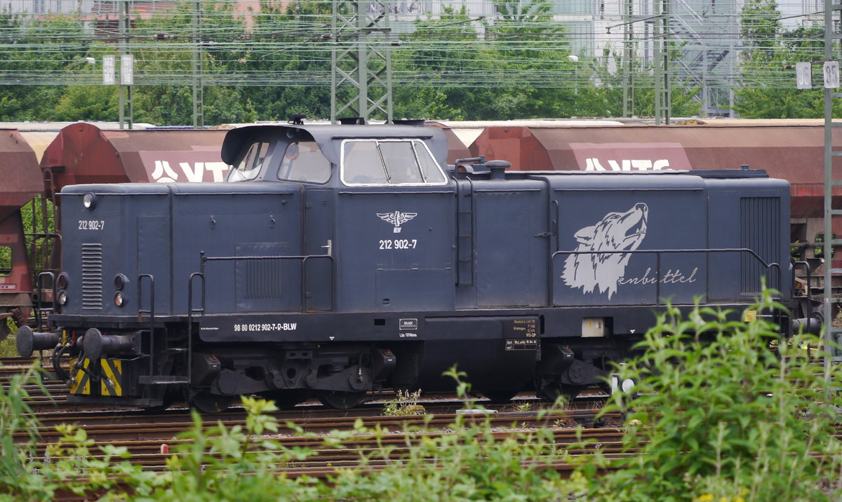 Neuerdings wieder oft im Neusser Güterbahnhof zu Gast, aber immer so geparkt, dass nur das Tele sie erreicht: die angebliche 212 (eine G1300) der Blöß Lokdienste aus Wolfenbüttel (98 80 0 212 902-7), Neuss, 4.6.17. Von 1990 bis 2012 war die Maschine als Lok V Eigentum der Neusser Eisenbahn und wurde noch für ca. zwei Jahre in den Bestand der RheinCargo übernommen.
