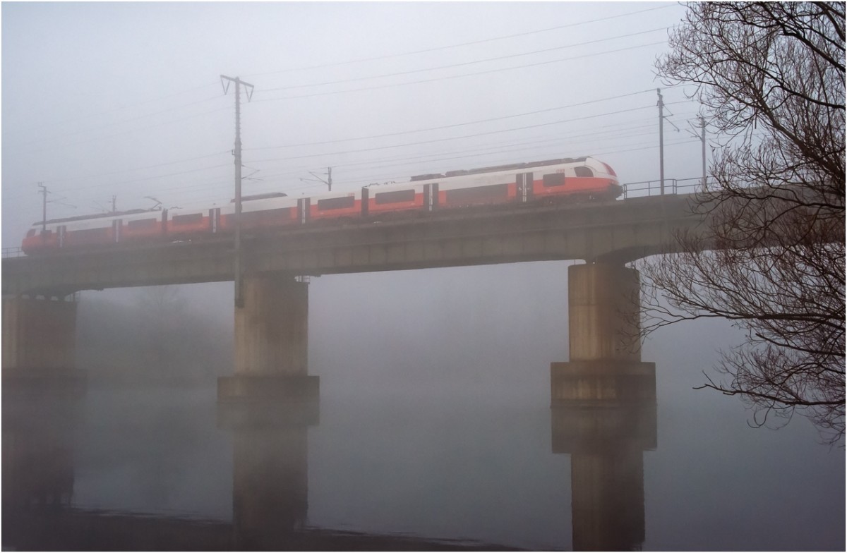 Neuzugang  Cityjet  Rh 4746 auf der S80 Richtung Hausfeldstraße auf der Brücke über die Neue Donau bei Wien-Stadlau bei dichtem Nebel am 28.12.2016
