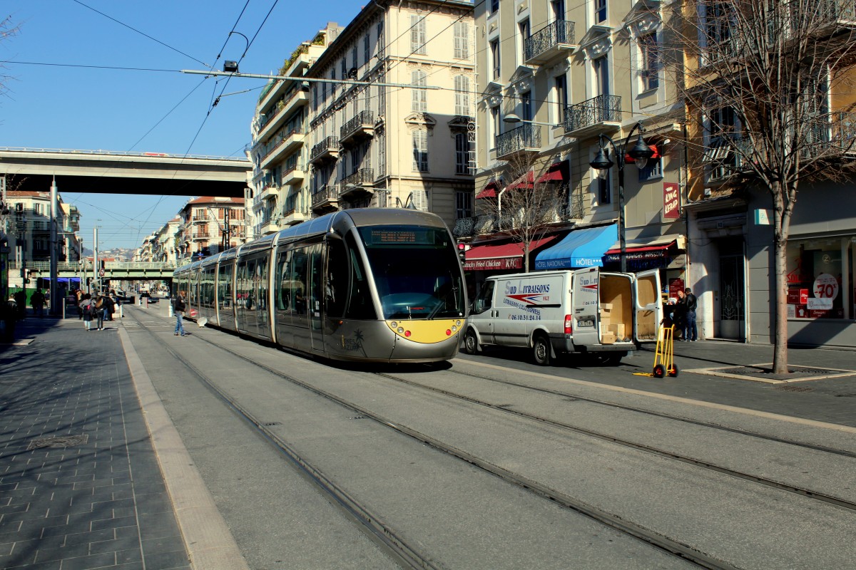 Nice / Nizza Lignes d'Azur SL T1 (Alstom Citadis-402 24) Avenue Jean Médecin / Avenue Thiers / Rue Assalit am 11. Februar 2015.