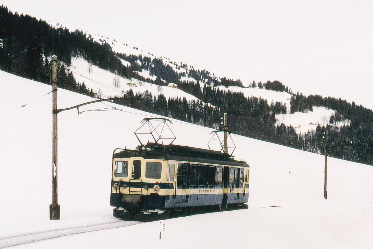 Nicht erkennbarer MOB Triebwagen der Serie 3000 zwischen Allières und Les Sciernes unterwegs an einem kalten Wintertag im Dezember 1993.
Foto: Walter Ruetsch 