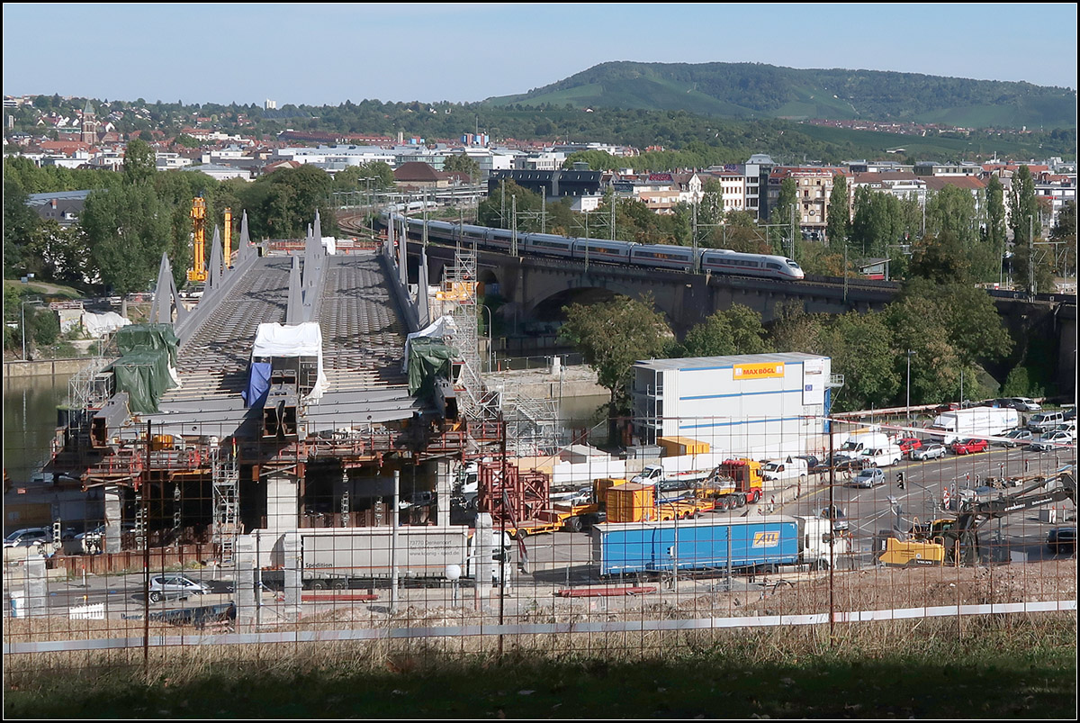 Nicht für den ICE -

Auf der neuen Neckarbrücke in Stuttgart-Bad Cannstatt wird normalerweise kein ICE verkehren. Diese werden in Zukunft vom Stuttgarter Hauptbahnhof aus über den Fildertunnel zum Flughafen fahren um dann entlang der Autobahn A8 auf der Neubaustrecke nach Ulm verkehren und dabei den Neckar bei Wendlingen überqueren.

Hinter dem Zaun im Vordergrund haben jetzt auch die Bauarbeiten zu den beiden Tunnelportalen begonnen. Die S-Bahn und der Regional-/Fernverkehr werden auf ganz unterschiedlichen Tunneltrassen von hier ab zum Hauptbahnhof geführt.

11.09.2018 (M)