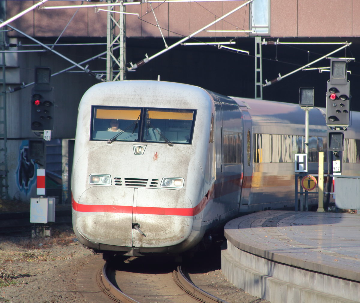 Nicht gerade sauber...
.. ist Tz 244  Koblenz  als er als ICE 642 (Berlin Gesundbrunnen - Köln/Bonn Flughafen) den Bahnhof Köln Messe/Deutz (tief) erreicht.

Köln Messe/Deutz (tief), 03. Dezember 2016