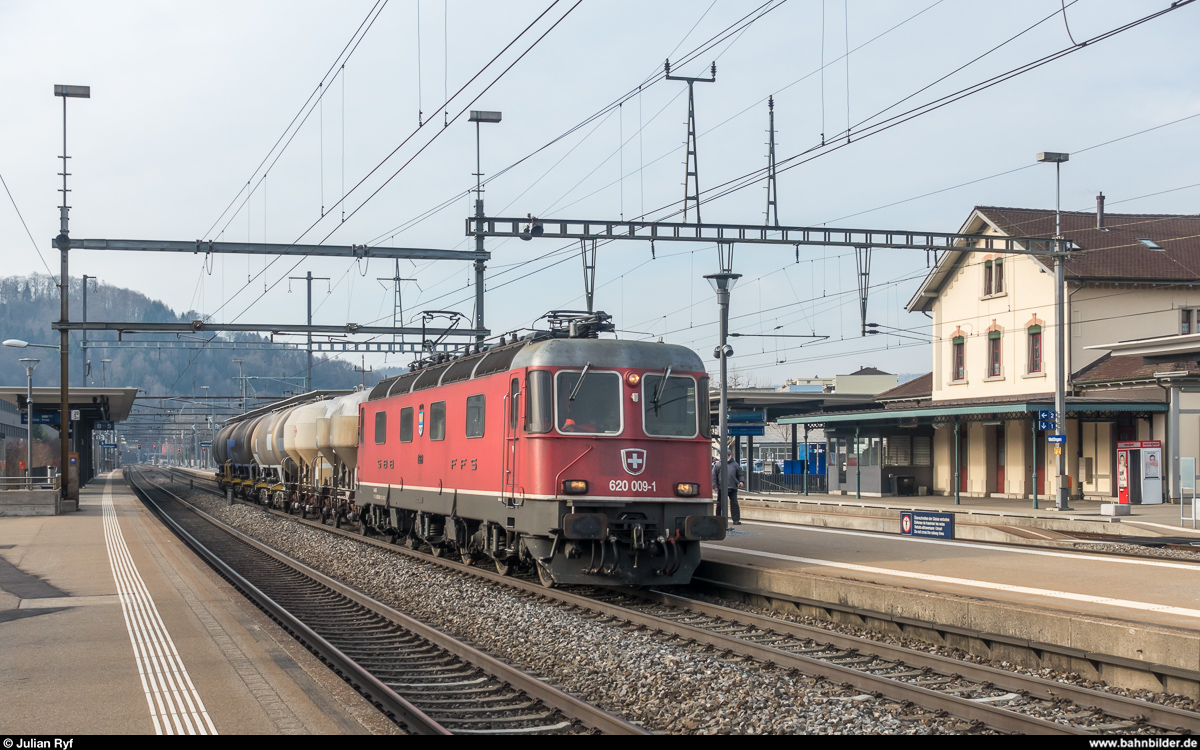 Nicht gerade überfordert dürfte die Re 6/6 11609  Uzwil  am 28. Februar 2018 mit dem kurzen Güterzug von Siggenthal in den RBL gewesen sein. Bahnhofsdurchfahrt Wettingen.