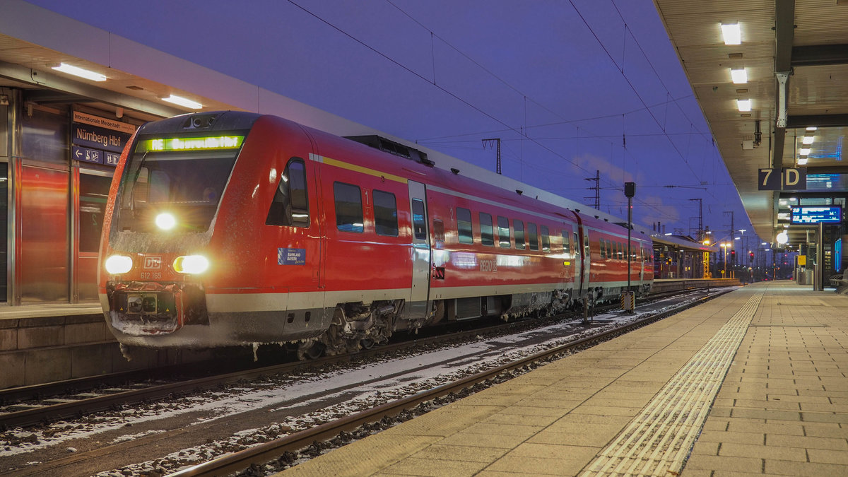Nicht nur die Fotografen hat es an diesem ziemlich kalten Winterabend gefröstelt, wie man an den Eiszapfen erkennen kann: 612 165 wartet hier in Nürnberg Hbf auf die Abfahrt als RE nach Bayreuth, die Zugnummer lies sich nicht mehr in Erfahrung bringen. 09.12.2017.