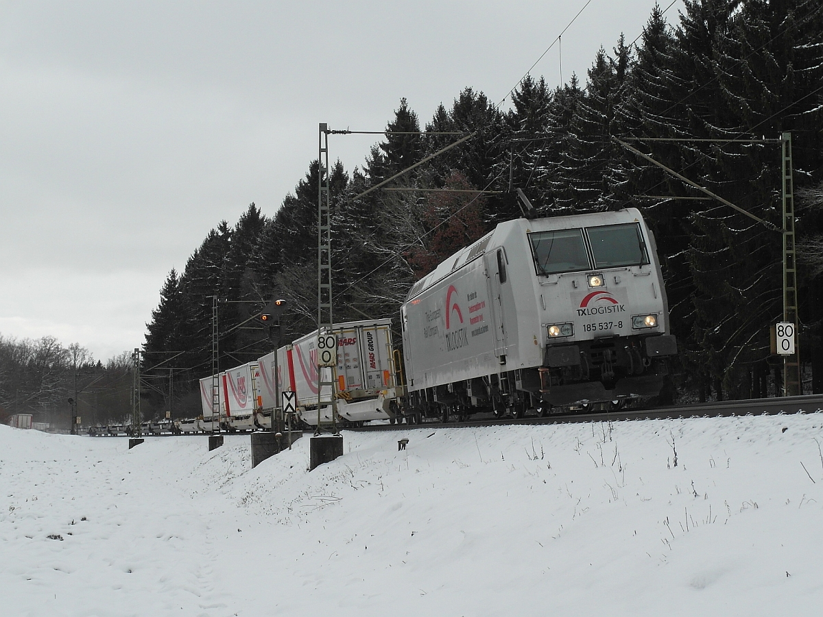 Nicht viel Farbe bei diesem Bild - Weißer Boden, weiße Lok, weiße Wagen und Ladung und weißgrauer Himmel. Kurz nach Beimerstetten ist 185 537-8 mit dem 'MARS'-Zug am 30.01.2015 unterwegs in Richtung Stuttgart.